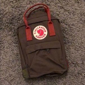 FJALLRAVEN KANKEN MINI OLIVE & BURGUNDY